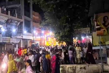बहादराबाद में श्रीरामलीला के दौरान बवाल! पत्थरबाजी से मची अफरातफरी, महिलाओं समेत कई लोग घायल