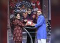 KBC के मंच पर उत्तराखंड की शान! पहाड़ी टोपी पहनकर पहुंचे लोकेंद्र सोनी, अमिताभ बच्चन को भेंट की पारंपरिक टोपी