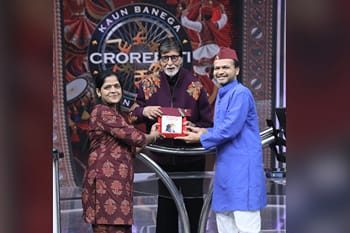 KBC के मंच पर उत्तराखंड की शान! पहाड़ी टोपी पहनकर पहुंचे लोकेंद्र सोनी, अमिताभ बच्चन को भेंट की पारंपरिक टोपी