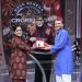 KBC के मंच पर उत्तराखंड की शान! पहाड़ी टोपी पहनकर पहुंचे लोकेंद्र सोनी, अमिताभ बच्चन को भेंट की पारंपरिक टोपी
