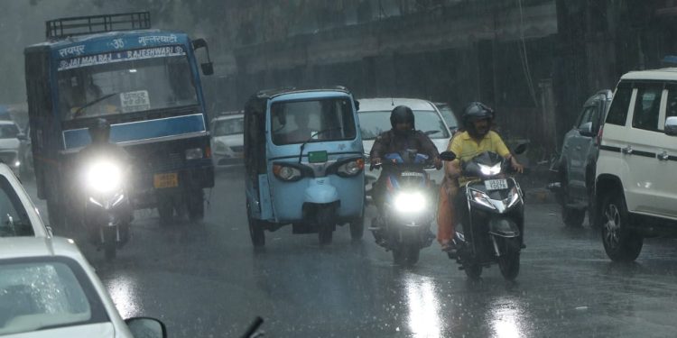 उत्तराखंड में मानसून की विदाई के बाद भी बारिश का कहर जारी! तापमान में गिरावट से बढ़ी ठंड, खराब मौसम के चलते केदारनाथ हेली सेवा बंद