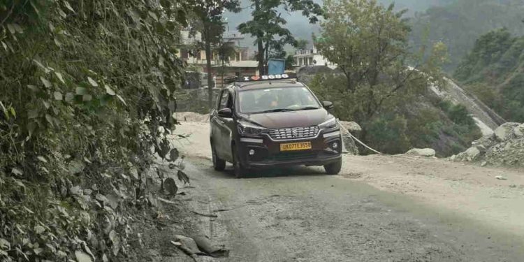 बदरीनाथ हाईवे की बदहाल हालत से बढ़ी परेशानी, ज्योतिर्मठ में जगह-जगह गड्ढे और संकरा रास्ता! तीर्थयात्रियों की मुश्किलें बढ़ीं