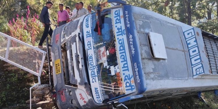 कोटद्वार-पौड़ी मार्ग पर बड़ा हादसा टला! भदालीखाल के पास खाई में गिरी यात्रियों से भरी बस, पेड़ ने बचाई 30 लोगों की जान