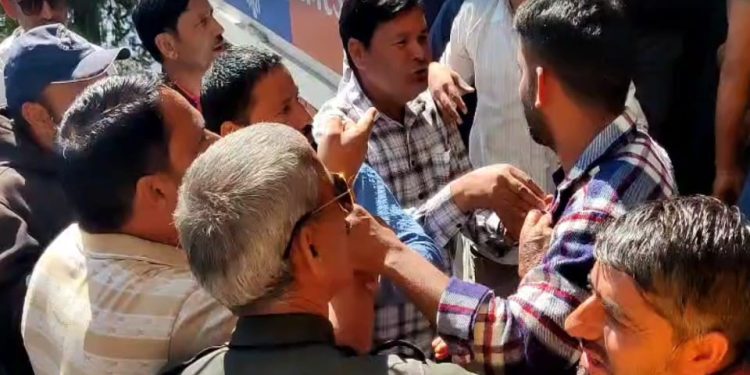 मसूरी में टैक्सी यूनियन कार्यालय में मारपीट और तोड़फोड़ का आरोप!