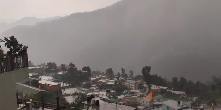 उत्तराखंड में फिर बदलेगा मौसम! 7 जिलों में बारिश का अलर्ट, ऊंचाई वाले इलाकों में बर्फबारी के आसार
