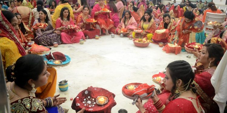 उत्तराखंड में करवा चौथ पर सार्वजनिक अवकाश घोषित, महिला कर्मचारियों को मिलेगी त्योहार मनाने की सुविधा