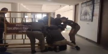 प्रेमी पहली पत्नी और बच्चों के पास लौटा तो भड़की महिला! अल्मोड़ा कलेक्ट्रेट में हंगामा, एसडीएम कोर्ट में आत्महत्या की धमकी