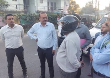 देहरादून में नगर आयुक्त का अचानक एक्शन! बैठक के बहाने बुलाए इंस्पेक्टर, फोन जब्त कर सड़कों पर निकले, सुपरवाइजर सस्पेंड करने के आदेश